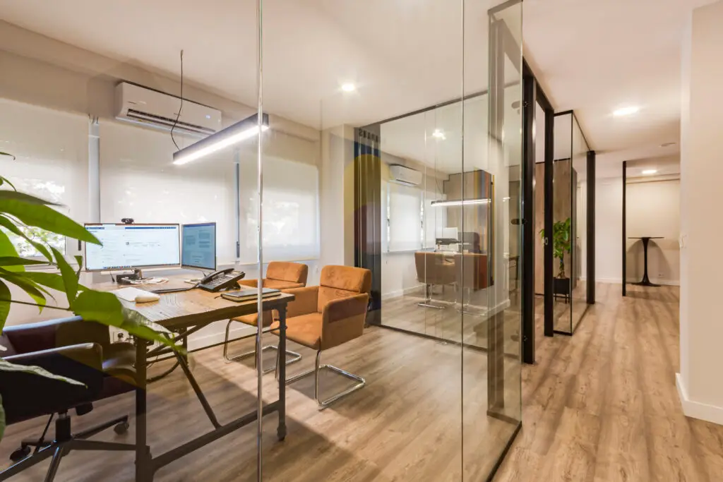 Documentos legales y balanza de justicia en Aisa Abogados Alicante.